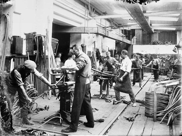 Photograph depicting a busy Michael Thonet workshop.