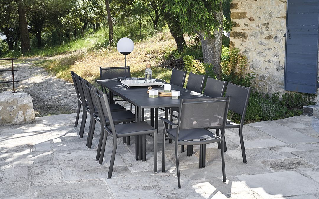 Outdoor extendable table