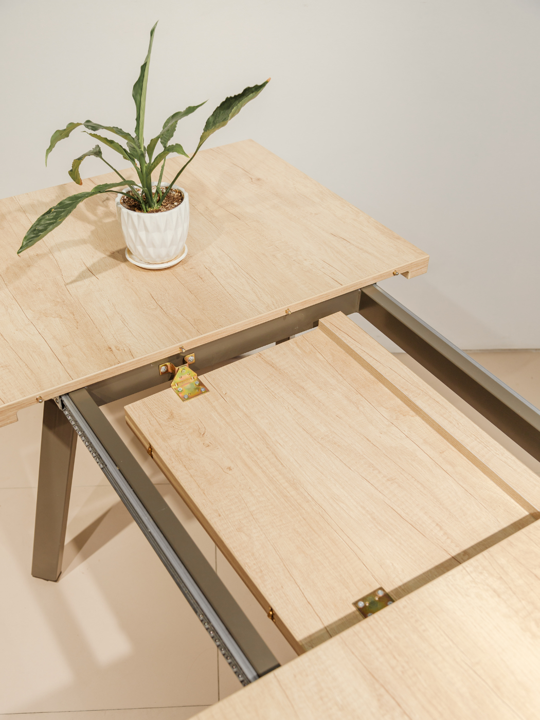 Wooden extendable table