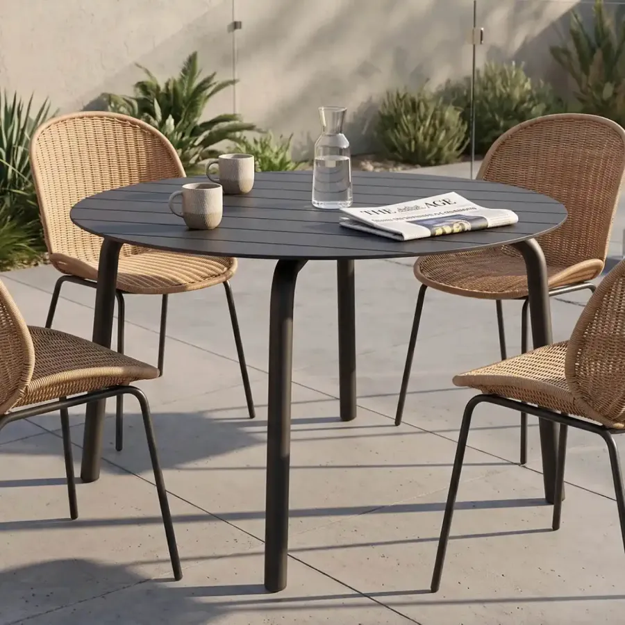 Round Outdoor Dining Tables