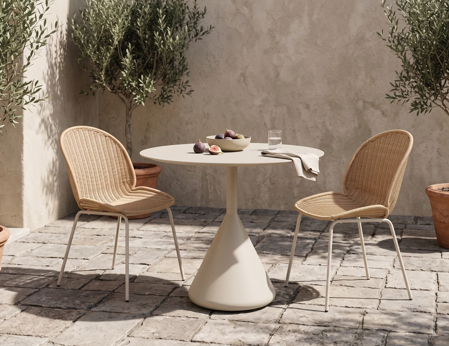 Round Courtyard Dining Table