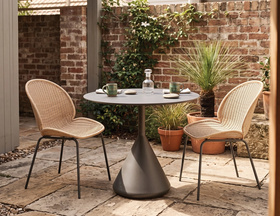 Table And Chairs Summy Courtyard