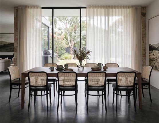 811 Chair Black Wood Seat Thonet Lifestyle Dark 1