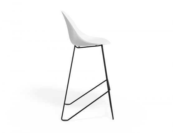 P 3 Pebble Barstool Whiteseat Blackframe