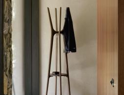 C139002580 Ethnicraft Coat Stand Mahogany Dark Brown 04