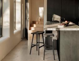 C139002542 Ethnicraft Osso Counter Stool Oak Black Black Leather 05