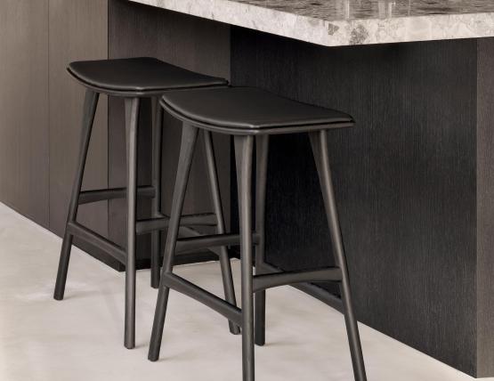 C139002542 Ethnicraft Osso Counter Stool Oak Black Black Leather 04