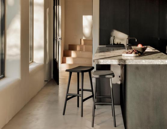 C139002542 Ethnicraft Osso Counter Stool Oak Black Black Leather 05