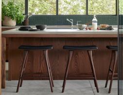 C139002545 Ethnicraft Osso Counter Stool Teak Brown Black Leather 04